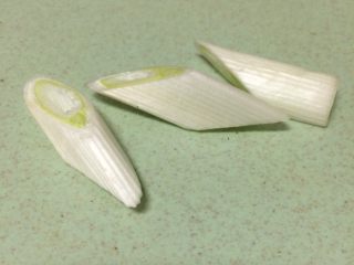 5、鳕鱼肉松寿司,切点葱段