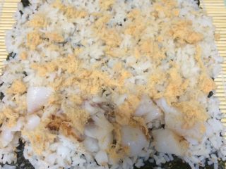 12、鳕鱼肉松寿司,上面撒上肉松