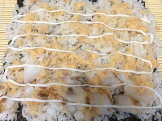 13、鳕鱼肉松寿司,挤一层沙拉酱