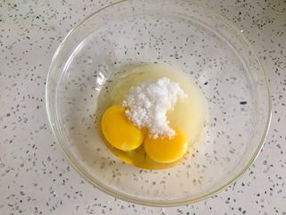 1、自制旺旺煎饼,一个全蛋加一个蛋黄放入碗里，加入白糖。