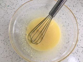 2、自制旺旺煎饼,用蛋抽打至发白，白糖融化，放一旁备用。