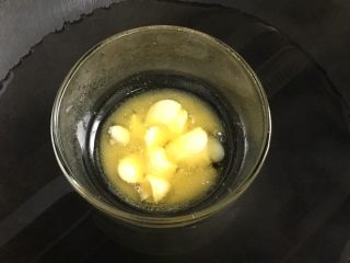 3、自制旺旺煎饼,黄油隔水融化。
