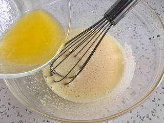 4、自制旺旺煎饼,倒入鸡蛋液里，搅拌均匀。