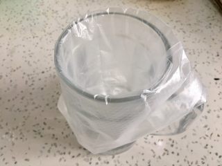 8、自制旺旺煎饼,套在杯子上备用。