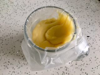 9、自制旺旺煎饼,把面糊装入裱花袋，预热烤箱180度。