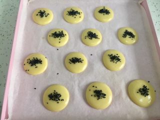 11、自制旺旺煎饼,撒上黑芝麻。