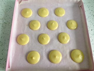 10、自制旺旺煎饼,挤入铺了油纸的烤盘，一定要铺油纸哈！不然烤好了很难拿出来。