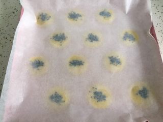 12、自制旺旺煎饼,再盖一张油纸。