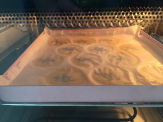 14、自制旺旺煎饼,放入预热好的烤箱里，180度10分钟。