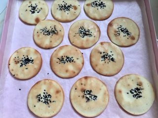 15、自制旺旺煎饼,取出来，把上面的一层油纸拿掉。