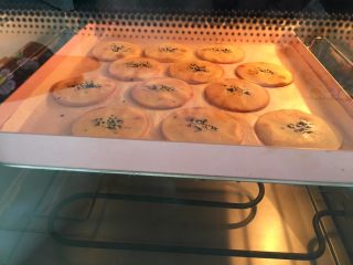 16、自制旺旺煎饼,放入烤箱继续烤130度15分钟。