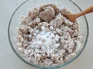 4、香酥芋泥卷,趁热加入糖搅拌均匀