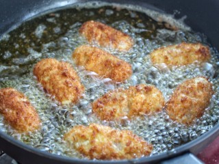 12、香酥芋泥卷,待表面变的金黄酥脆捞出控油