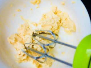 1、大理石曲奇,黄油软化，到手指可以轻易戳个洞的地步