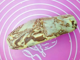 2、大理石曲奇,然后就是要把面团拍成长条了，用容器，用手捏，都可以。然后放冰箱冷冻2小时