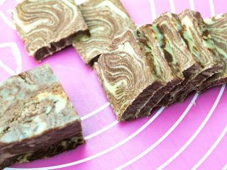 5、大理石曲奇,冷藏好了之后，拿出来，稍微醒两分钟更好切，切成厚度差不多5毫米的样子