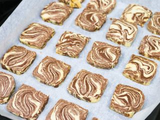 7、大理石曲奇,最后烤箱180度20分钟。