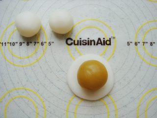 10、莲蓉蛋黄冰皮月饼,皮按扁放入馅料。