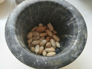 2、香脆可口～花生仁版桃酥,熟花生仁去皮放在蒜臼子中。