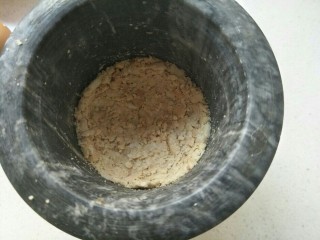 3、香脆可口～花生仁版桃酥,捣碎后备用。