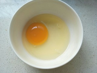 4、香脆可口～花生仁版桃酥,一个鸡蛋打入碗中。