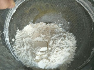 6、香脆可口～花生仁版桃酥,低筋面粉过筛。