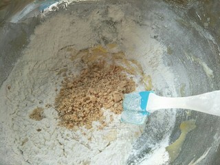 7、香脆可口～花生仁版桃酥,倒入花生碎。