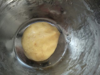 8、香脆可口～花生仁版桃酥,把所有食材揉成团。