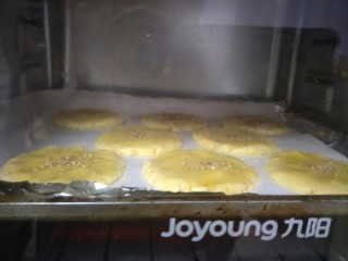 11、香脆可口～花生仁版桃酥,中层上下火180度，15分钟。