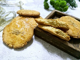 12、香脆可口～花生仁版桃酥,烤好后就可以出烤箱啦！真的是很酥。