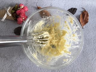 4、云石曲奇,搅拌均匀，黄油不需要打发，所以不需要电动打蛋器