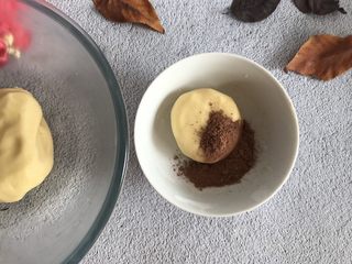 9、云石曲奇,把面团分出三分之一块，加入可可粉混合在这块面团里