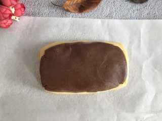 12、云石曲奇,把巧克力面片放到黄油面片上面，用刀把中间切开