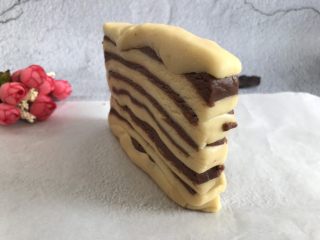 16、云石曲奇,在叠起来，一共切开三次，全部叠加起来后形成长方体