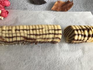 19、云石曲奇,将烤箱预热上下管170度，冷冻好之后切成0.5cm的厚度的片，不要切太厚，但是也不要太薄，太薄容易上色快