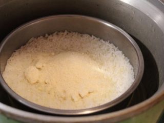 1、香甜米飯+米披萨,将白米1.5杯、糯米0.5杯洗净，用电饭锅煮熟。趁热放入3大匙帕玛森吉士、1大匙橄榄油跟饭拌匀