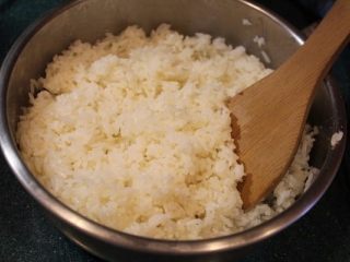 2、香甜米飯+米披萨,放冷备用。也可以用奶油代替橄榄油。