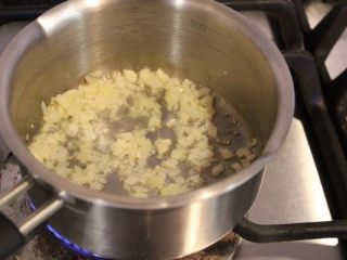 3、香甜米飯+米披萨,制作蕃茄抹酱：橄榄油将洋葱末和大蒜末炒香