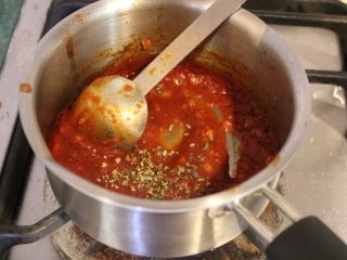 4、香甜米飯+米披萨,再放入蕃茄糊、红酒炒热后，加入胡椒及奥勒冈、洋香菜，拌匀即可。