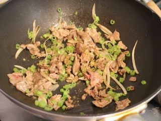 5、香甜米飯+米披萨,蒙古烤肉风味馅料：热锅后将洋葱丝炒香，加入牛、羊肉片，菠菜梗，再以盐、胡椒和孜然粉调味。