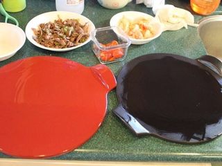 6、香甜米飯+米披萨,将披萨盘抹上橄榄油。