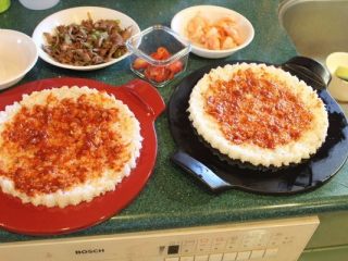 9、香甜米飯+米披萨,抹上蕃茄抹酱。