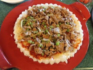 10、香甜米飯+米披萨,摆上蒙古烤肉馅料。