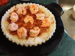 11、香甜米飯+米披萨,摆上鲜虾馅料。