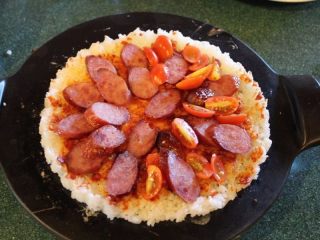 12、香甜米飯+米披萨,另一个铺上香肠、蕃茄。