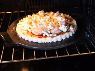 14、香甜米飯+米披萨,预热烤箱后，以220℃烤12分钟，至吉士融解微焦。