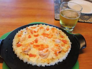 15、香甜米飯+米披萨,鲜虾披萨，出炉后再铺上一些明太子。