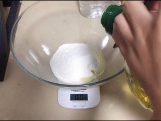 3、培根火腿披萨,15g橄榄油混合均匀