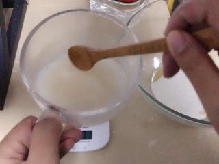 5、培根火腿披萨,加90-95g室温水化开酵母