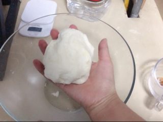 7、培根火腿披萨,揉成光滑面团,揉成团后放置20分钟再揉面5分钟,揉成光滑面团